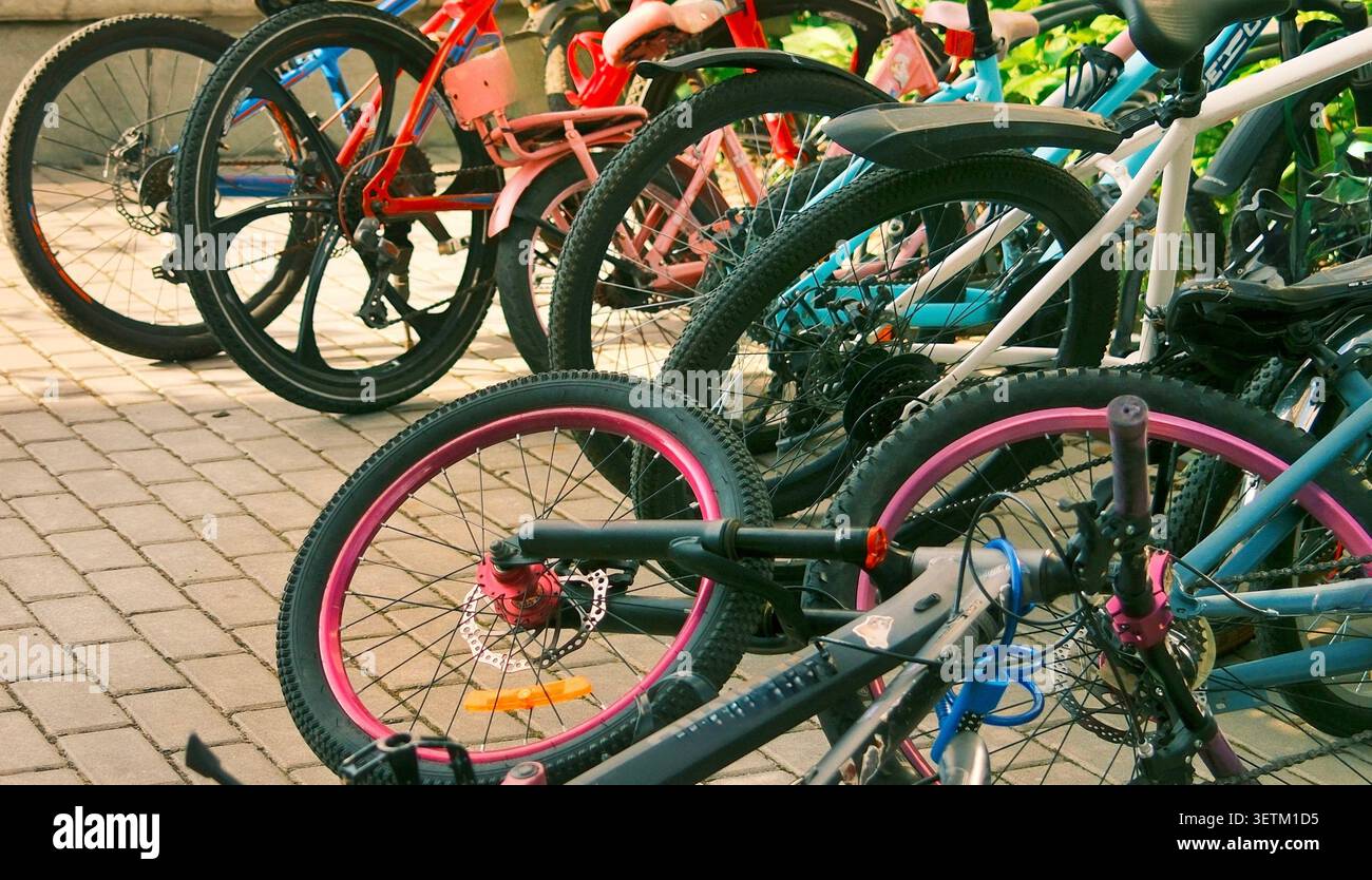 Parking à vélos moderne dans un complexe résidentiel avec plusieurs vélos garés à l'extérieur. Idéal pour les concepts de transport durable, éco Banque D'Images