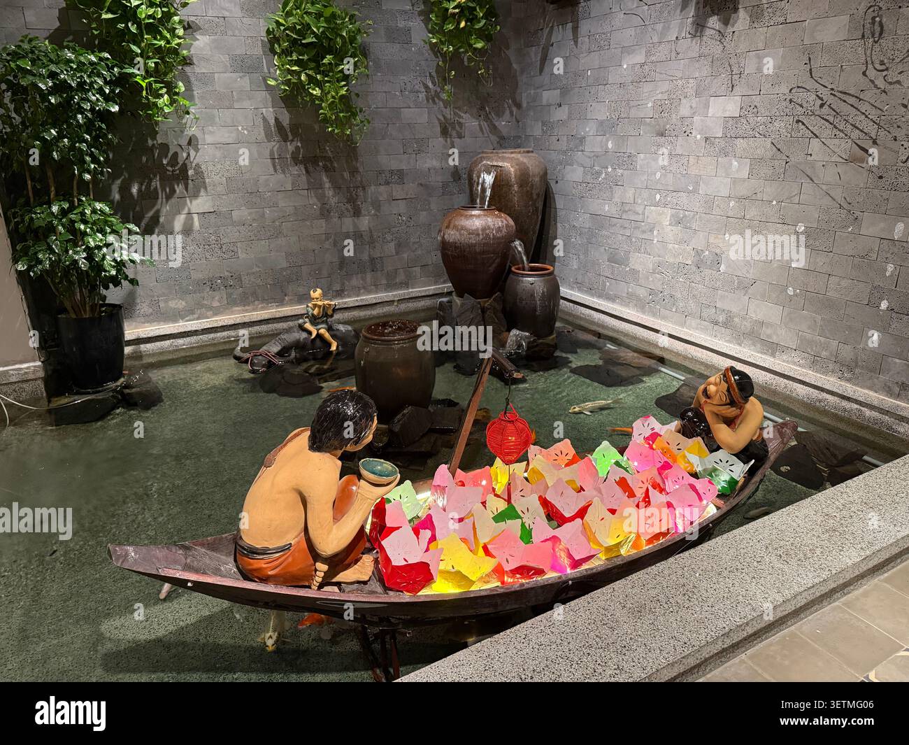 Modèle d'un sampan (bateau) du festival des lanternes Hoi an rempli de petites lanternes flottantes en papier exposées dans un hall d'hôtel à Hoi an à Quang Nam Provin - Image de stock capturée avec un smartphone
