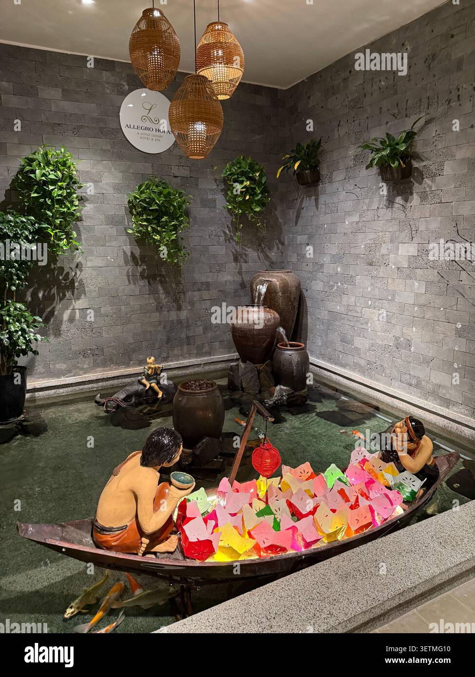 Modèle d'un sampan (bateau) du festival des lanternes Hoi an rempli de petites lanternes flottantes en papier exposées dans un hall d'hôtel à Hoi an à Quang Nam Provin - Image de stock capturée avec un smartphone