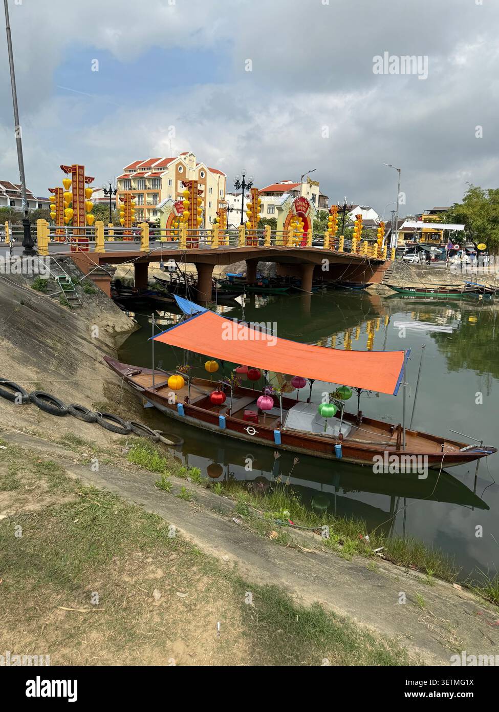 Horizon de Hoi an avec son Cầu Quảng Trường (pont carré), un pont piétonnier / trafic sur la rivière Thu bon à Hoi an dans la province de Quang Nam, cent - Image de stock capturée avec un smartphone