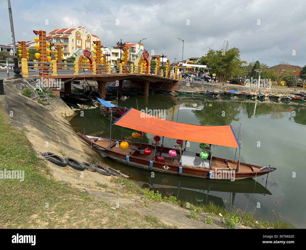 Horizon de Hoi an avec son Cầu Quảng Trường (pont carré), un pont piétonnier / trafic sur la rivière Thu bon à Hoi an dans la province de Quang Nam, cent - Image de stock capturée avec un smartphone