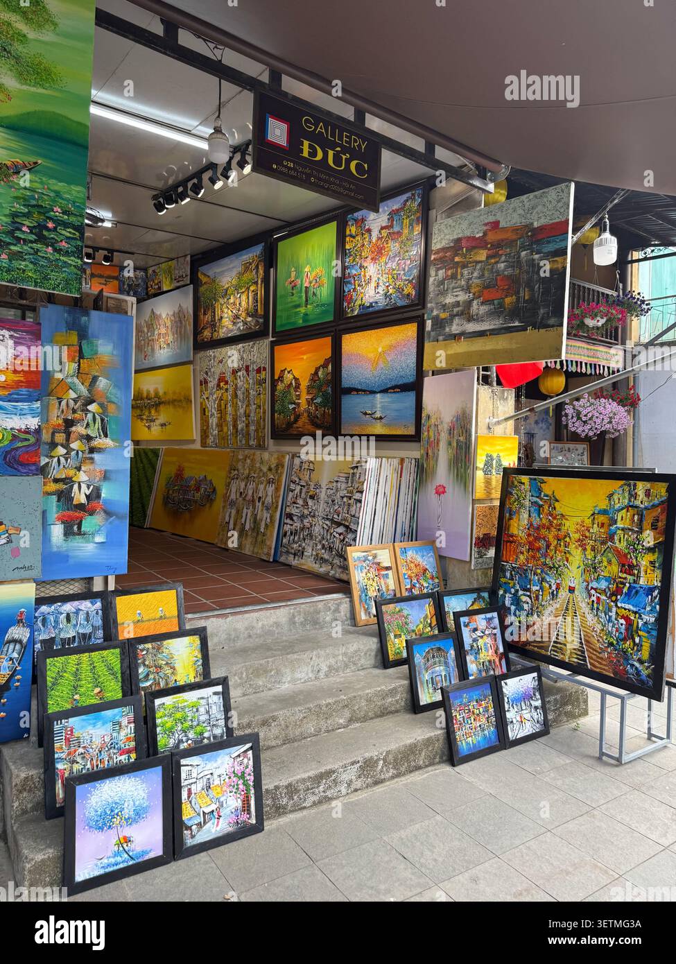 Peintures originales à l'huile et à l'acrylique en vente dans certaines des petites galeries d'art de la rue Nguyen Thi Minh Khai dans la ville antique de Hoi an, province de Quang Nam - Image de stock capturée avec un smartphone