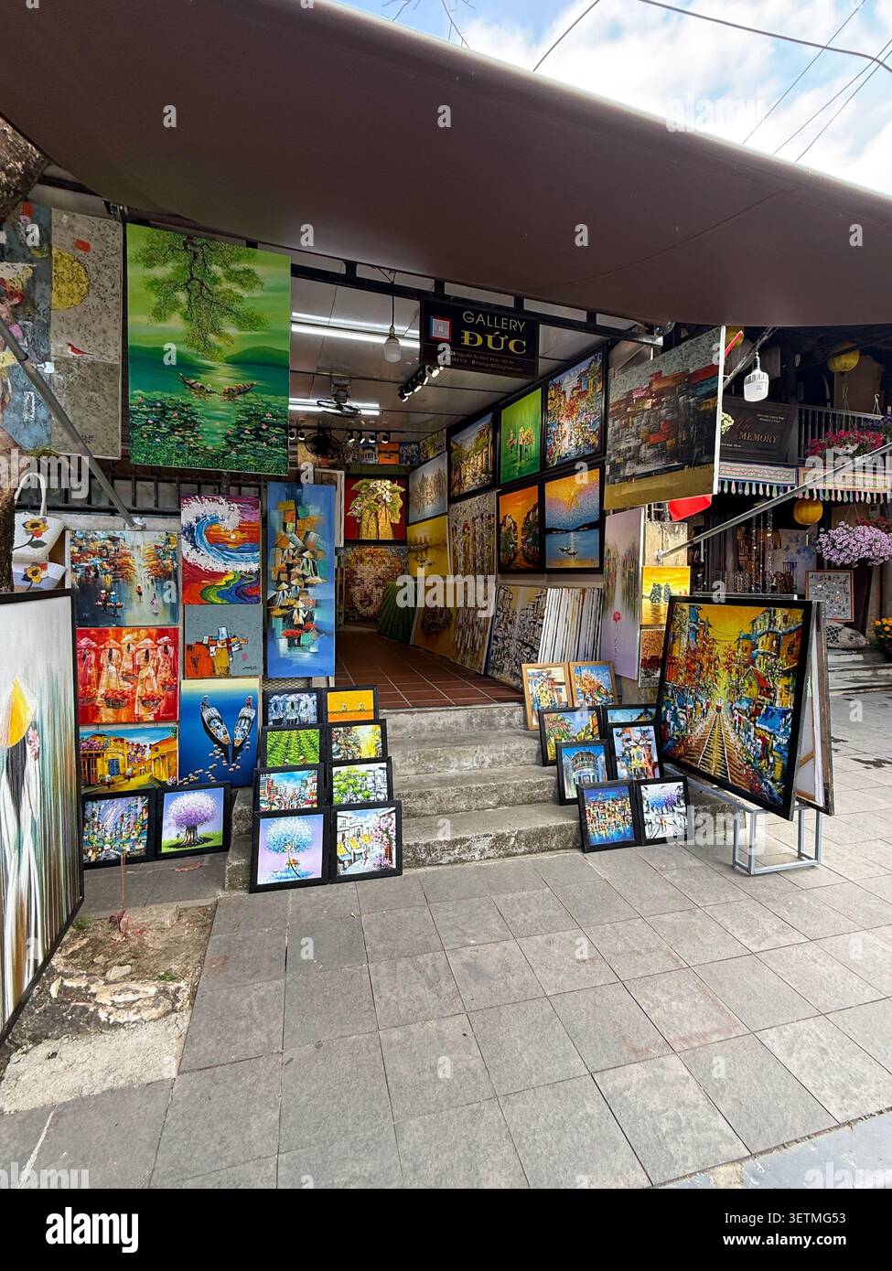 Peintures originales à l'huile et à l'acrylique en vente dans certaines des petites galeries d'art de la rue Nguyen Thi Minh Khai dans la ville antique de Hoi an, province de Quang Nam - Image de stock capturée avec un smartphone