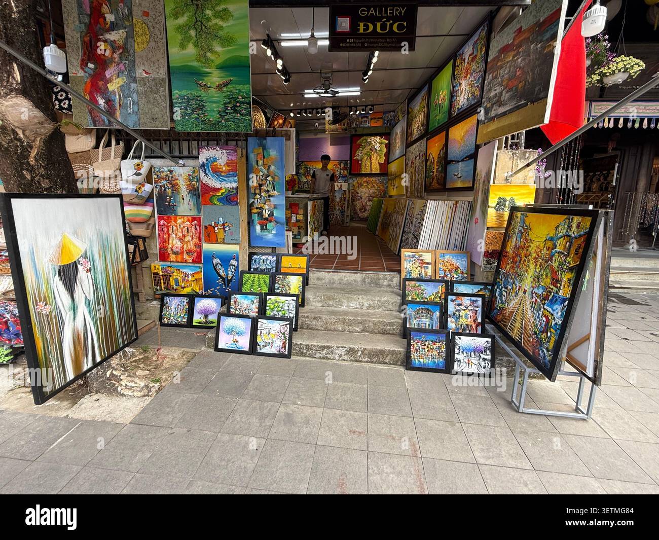 Peintures originales à l'huile et à l'acrylique en vente dans certaines des petites galeries d'art de la rue Nguyen Thi Minh Khai dans la ville antique de Hoi an, province de Quang Nam - Image de stock capturée avec un smartphone