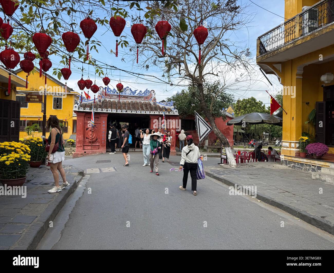 Rue Nguyen Thi Minh Khai menant au pont couvert japonais (bloquant la rue) dans la ville antique de Hoi an, province de Quang Nam, au centre du Vietnam. - Image de stock capturée avec un smartphone