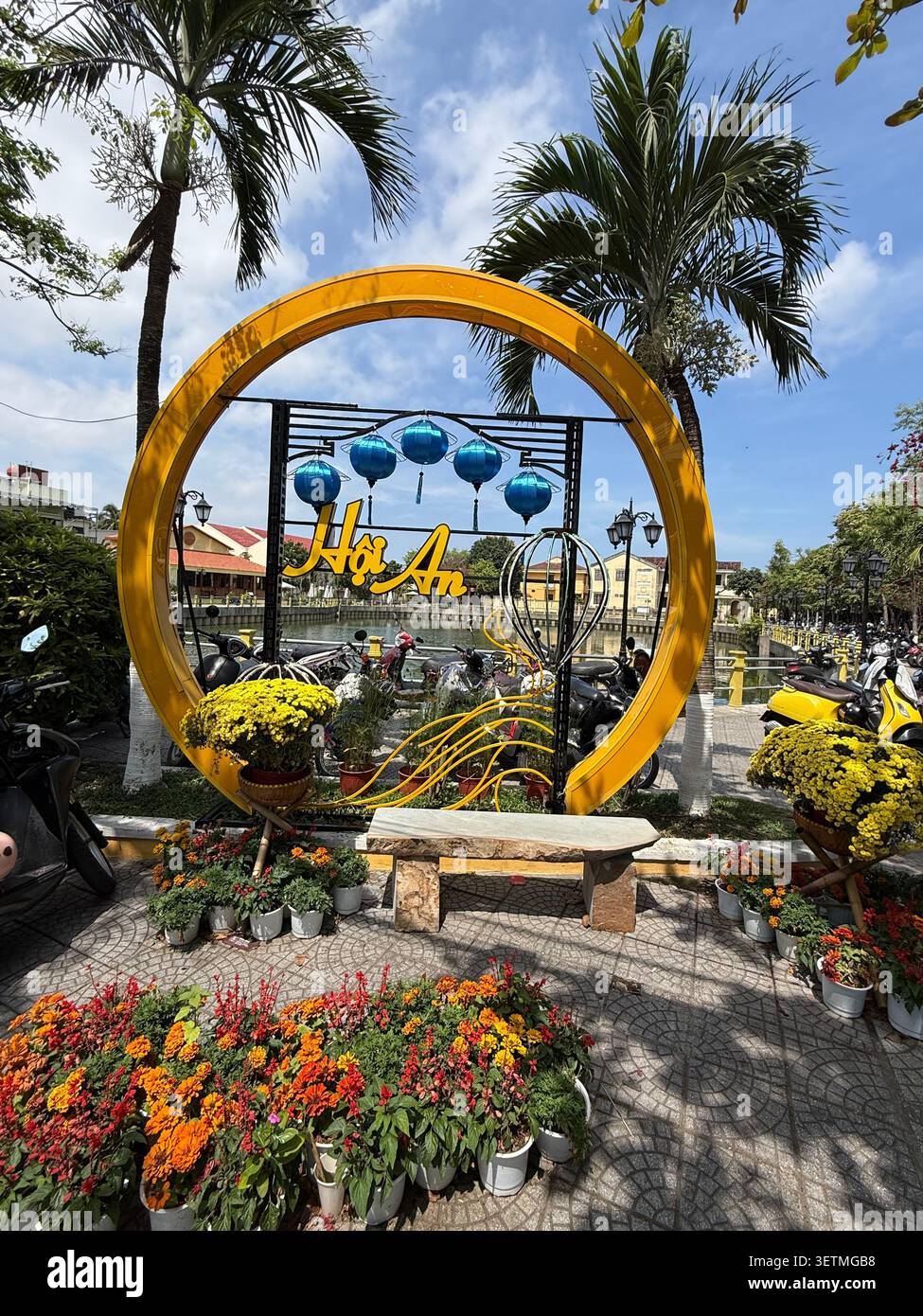Un anneau doré avec des lanternes fabriquées localement suspendues dans le cadre d'une décoration de rue dans la ville antique de Hoi an, province de Quang Nam, centre du Vietnam. H - Image de stock capturée avec un smartphone