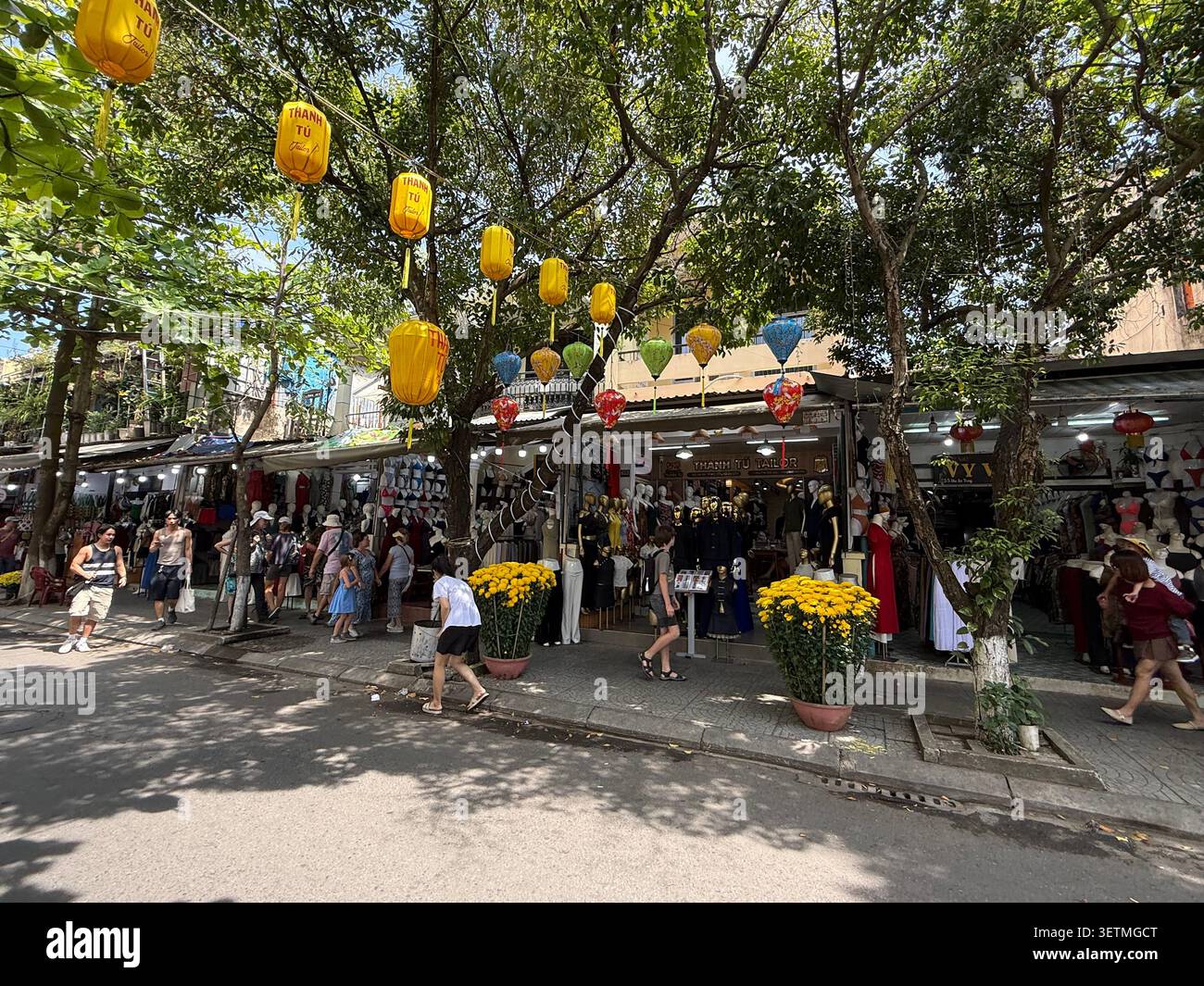Entre 400 et plus de 600 boutiques de tailleur avec des mannequins grandeur nature dans la ville antique de Ho Hoi an, province de Quang Nam, centre du Vietnam. Hoi an est reconnu - Image de stock capturée avec un smartphone
