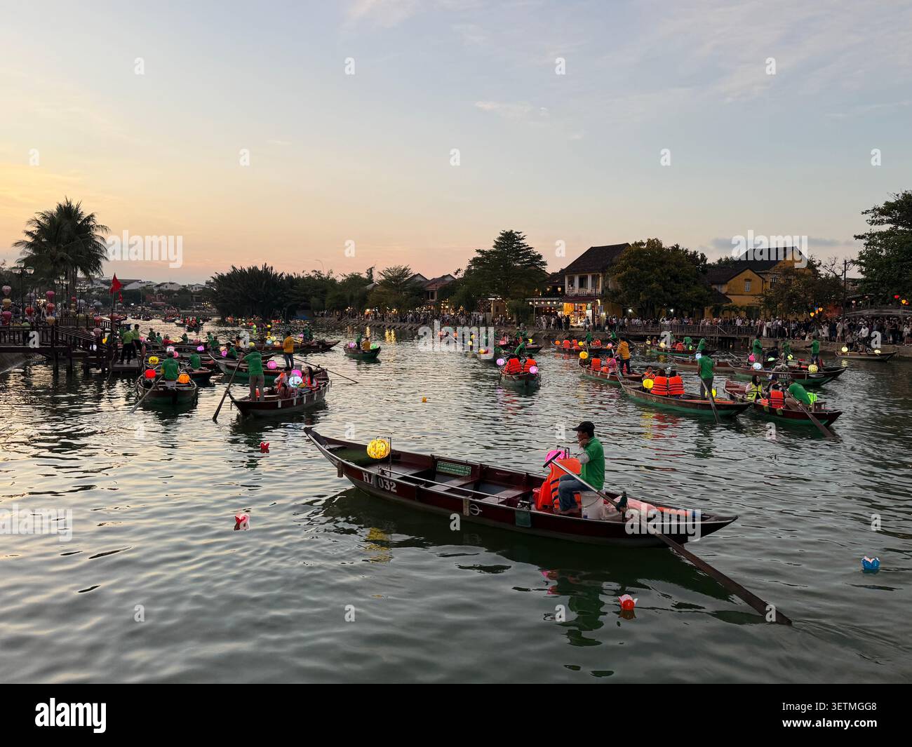 Hoi an est célèbre pour sa flottille nocturne de sampans (bateaux à fond plat) avec ses occupants lâchant de petites lanternes en papier flottantes colorées, chaque esprit - Image de stock capturée avec un smartphone