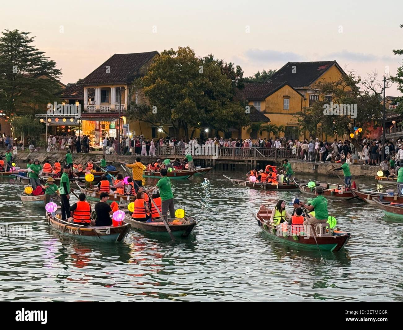 Hoi an est célèbre pour sa flottille nocturne de sampans (bateaux à fond plat) avec ses occupants lâchant de petites lanternes en papier flottantes colorées, chaque esprit - Image de stock capturée avec un smartphone