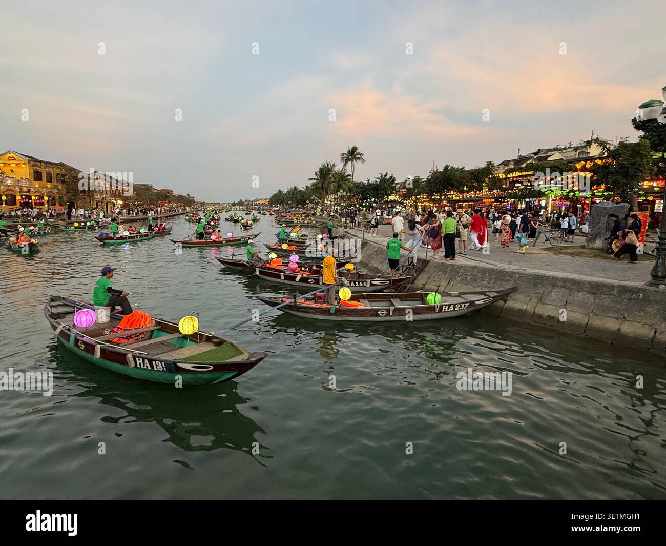Hoi an est célèbre pour sa flottille nocturne de sampans (bateaux à fond plat) avec ses occupants lâchant de petites lanternes en papier flottantes colorées, chaque esprit - Image de stock capturée avec un smartphone