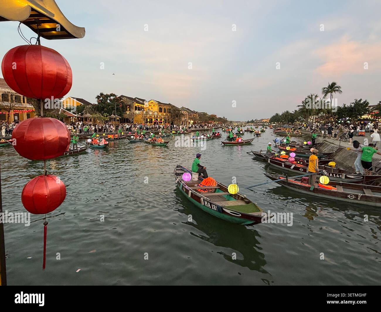 Hoi an est célèbre pour sa flottille nocturne de sampans (bateaux à fond plat) avec ses occupants lâchant de petites lanternes en papier flottantes colorées, chaque esprit Banque D'Images