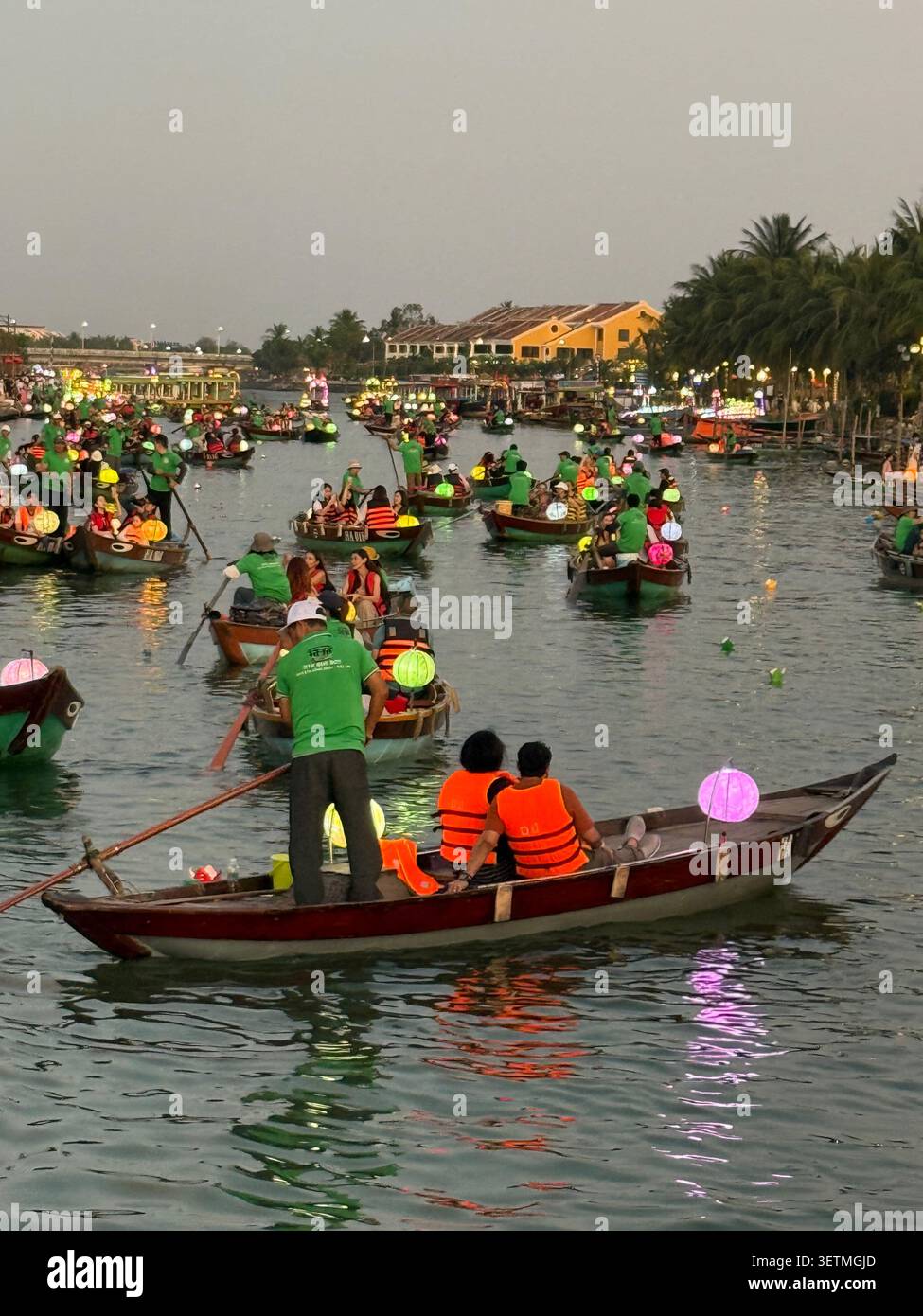 Hoi an est célèbre pour sa flottille nocturne de sampans (bateaux à fond plat) avec ses occupants lâchant de petites lanternes en papier flottantes colorées, chaque esprit - Image de stock capturée avec un smartphone