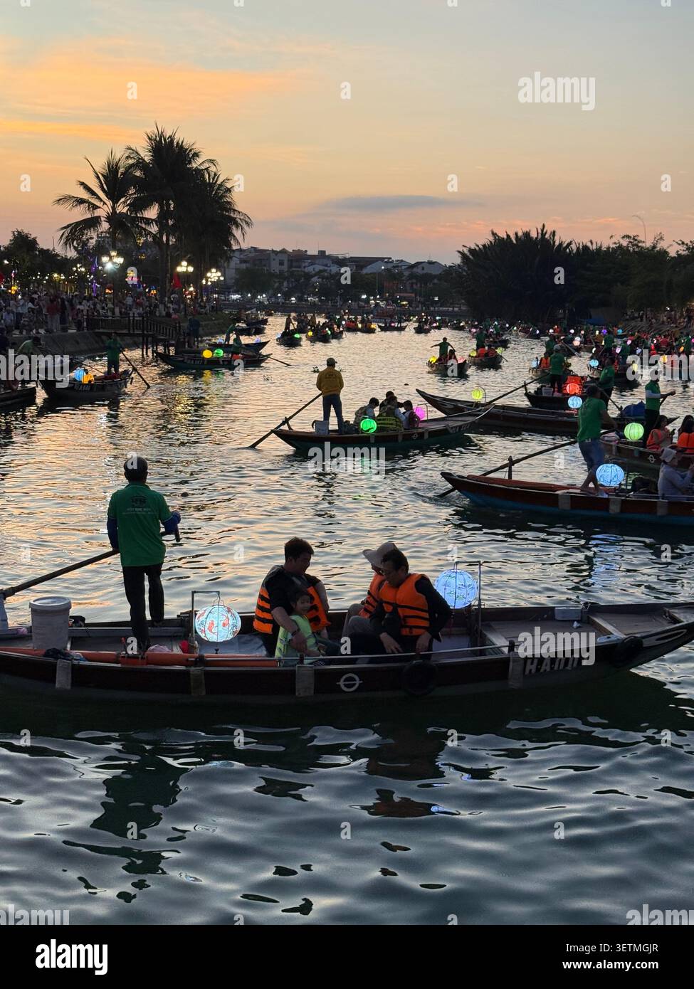 Hoi an est célèbre pour sa flottille nocturne de sampans (bateaux à fond plat) avec ses occupants lâchant de petites lanternes en papier flottantes colorées, chaque esprit - Image de stock capturée avec un smartphone
