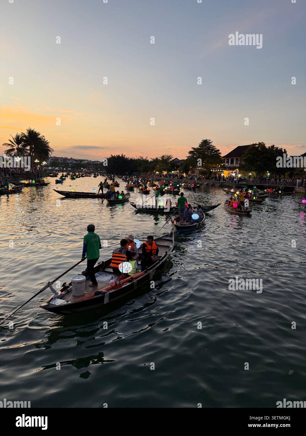 Hoi an est célèbre pour sa flottille nocturne de sampans (bateaux à fond plat) avec ses occupants lâchant de petites lanternes en papier flottantes colorées, chaque esprit - Image de stock capturée avec un smartphone