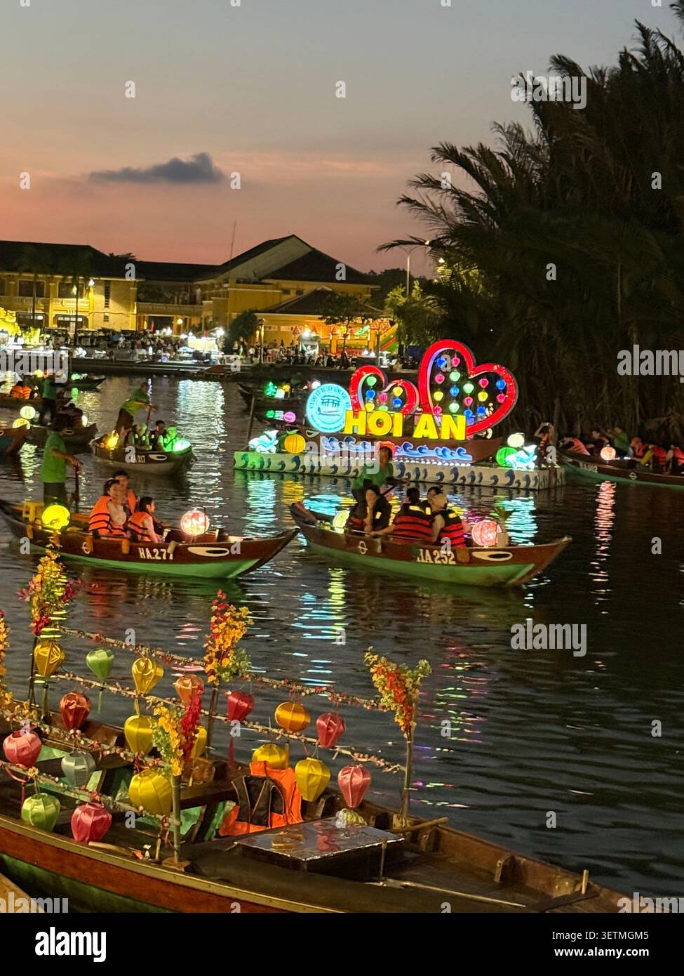 Hoi an est célèbre pour sa flottille nocturne de sampans (bateaux à fond plat) avec ses occupants lâchant de petites lanternes en papier flottantes colorées, chaque esprit - Image de stock capturée avec un smartphone