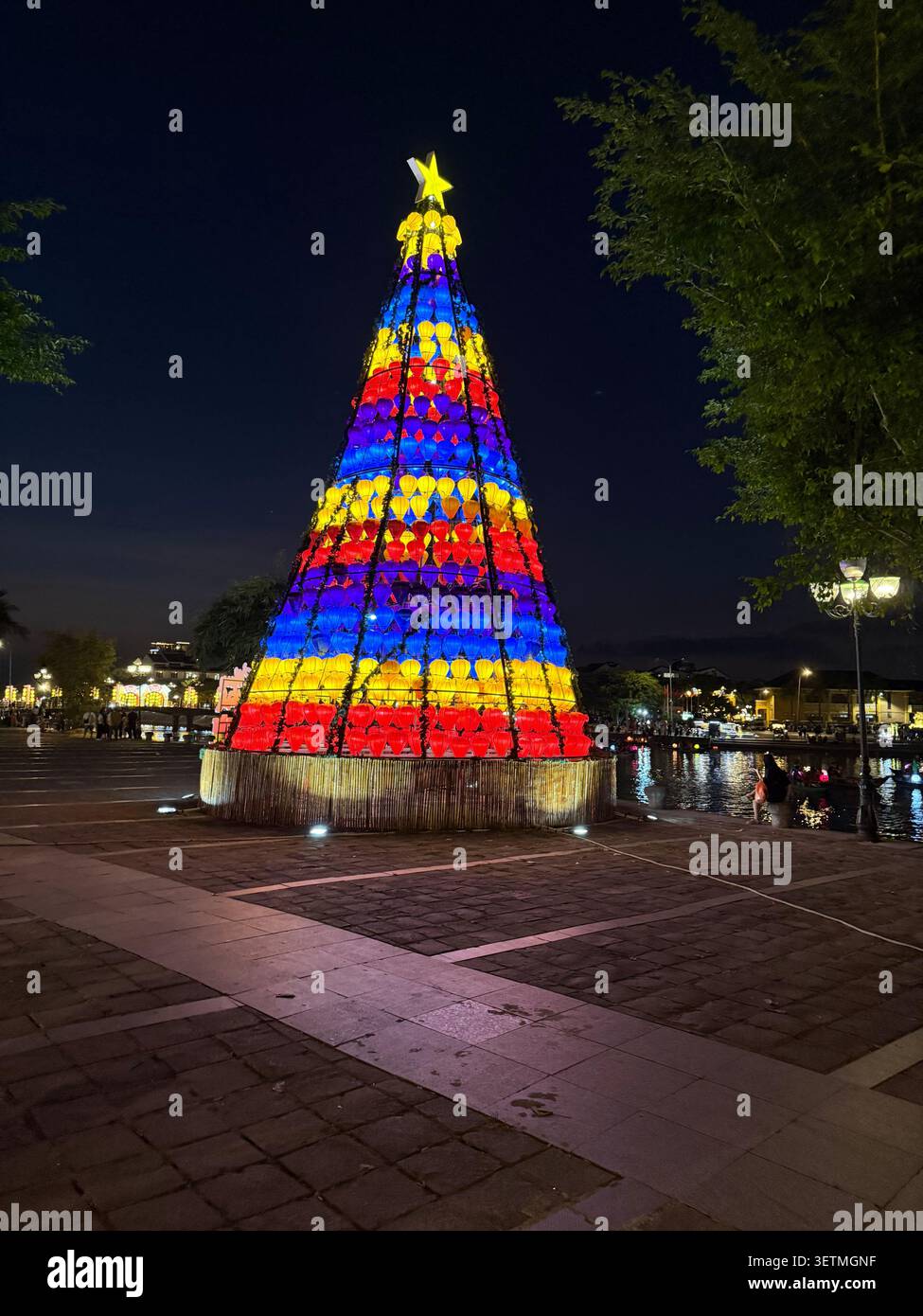 Une grande pyramide colorée dans le cadre des célébrations du nouvel an lunaire vietnamien (Tết) à Hoi an dans la province de Quang Nam, au centre du Vietnam. Les neuf jours - Image de stock capturée avec un smartphone