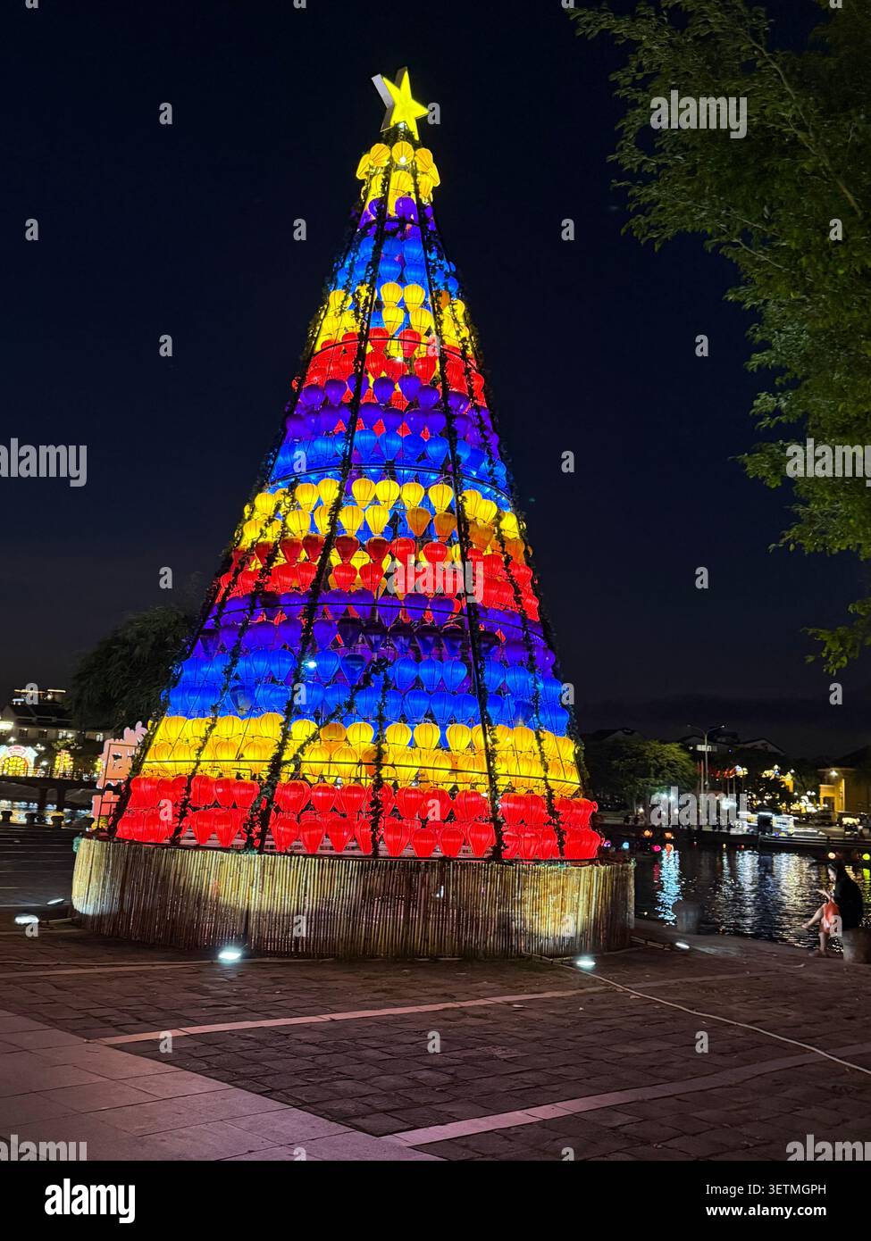 Une grande pyramide colorée dans le cadre des célébrations du nouvel an lunaire vietnamien (Tết) à Hoi an dans la province de Quang Nam, au centre du Vietnam. - Image de stock capturée avec un smartphone