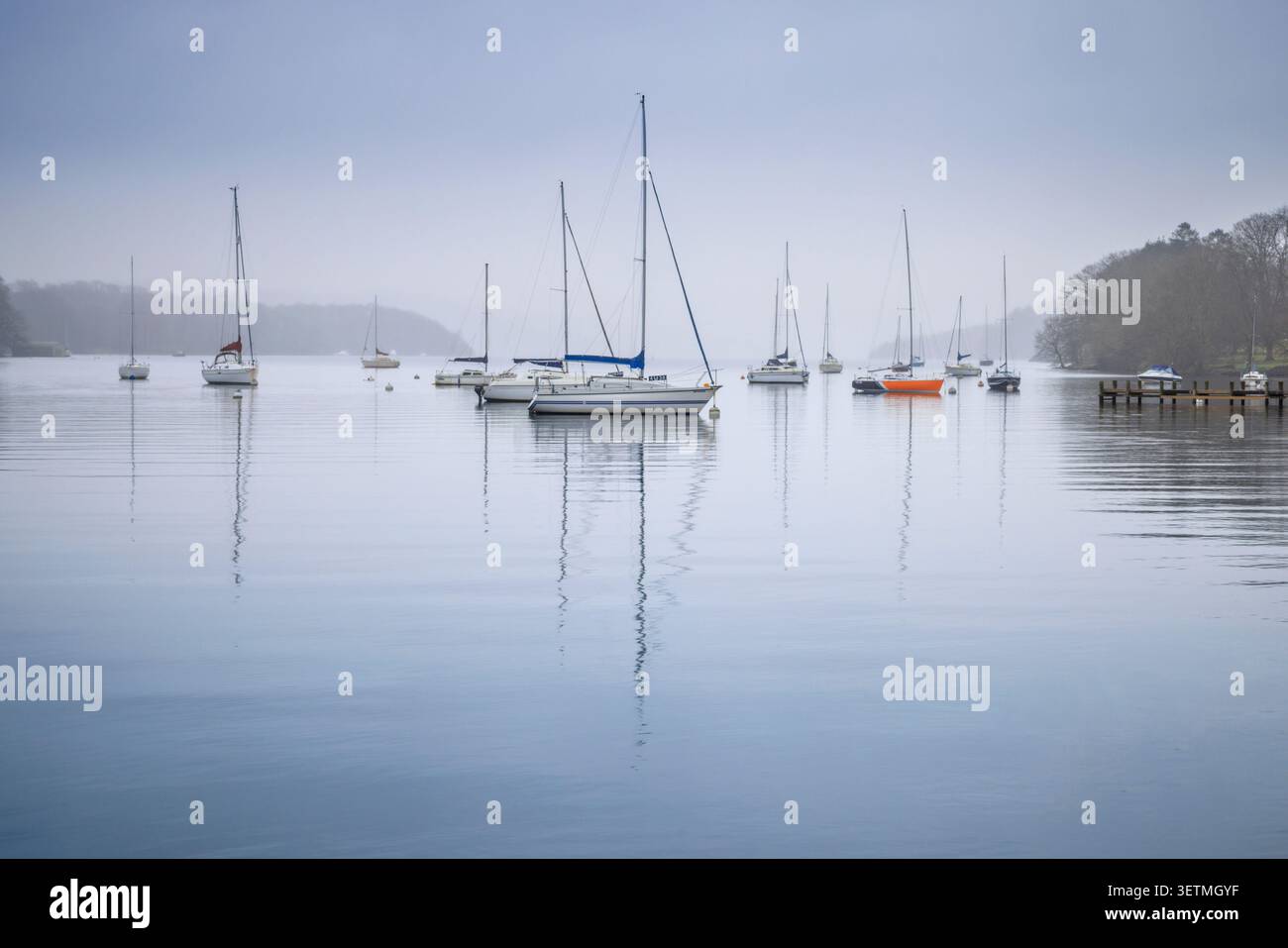 Voiliers un jour d'hiver sur Windermere, Lake District National Park, Cumbria Banque D'Images