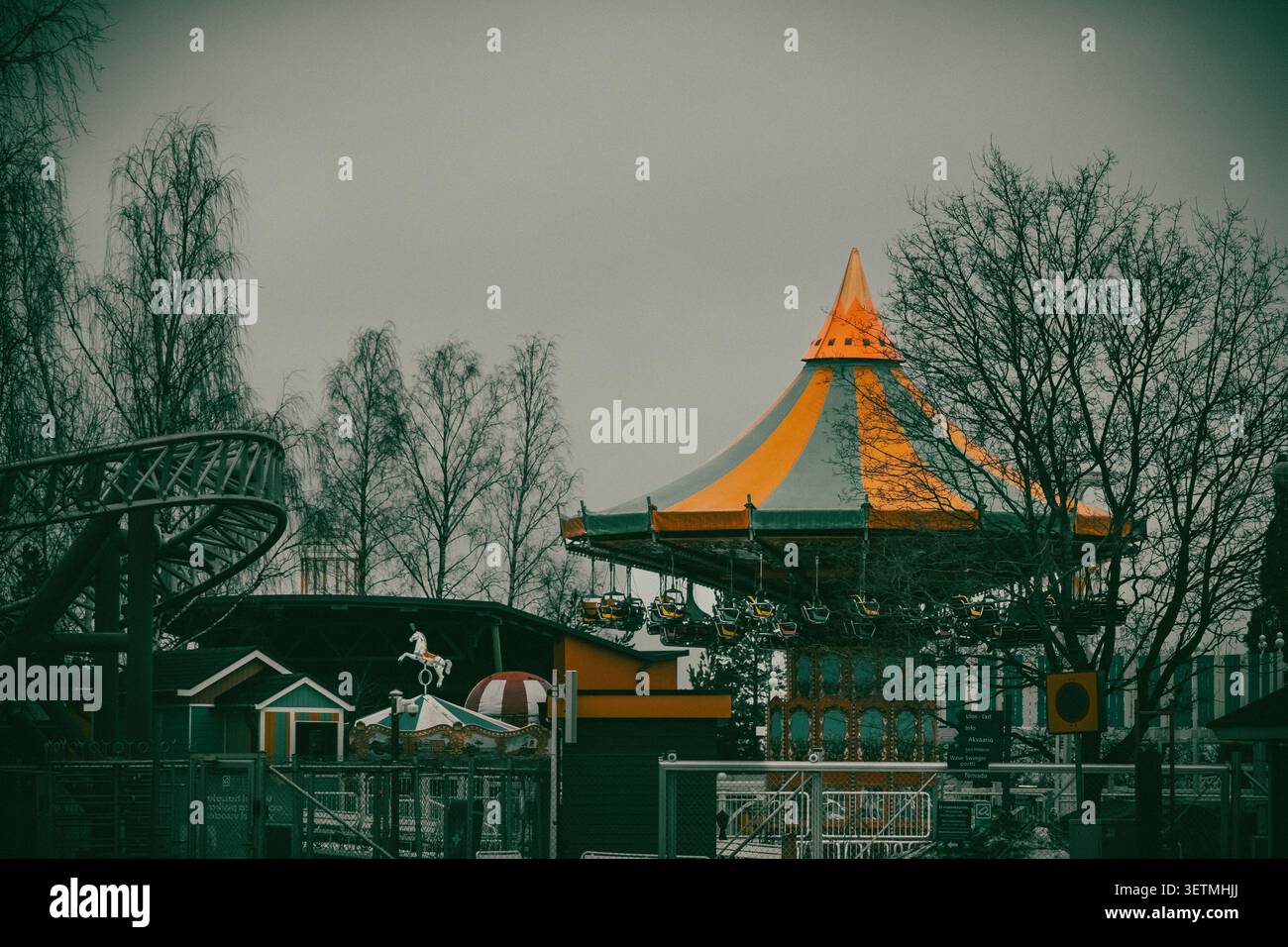 TAMPERE, FINLANDE - 27 FÉVRIER 2025 : parc d'attractions de Särkänniemi en hiver Banque D'Images
