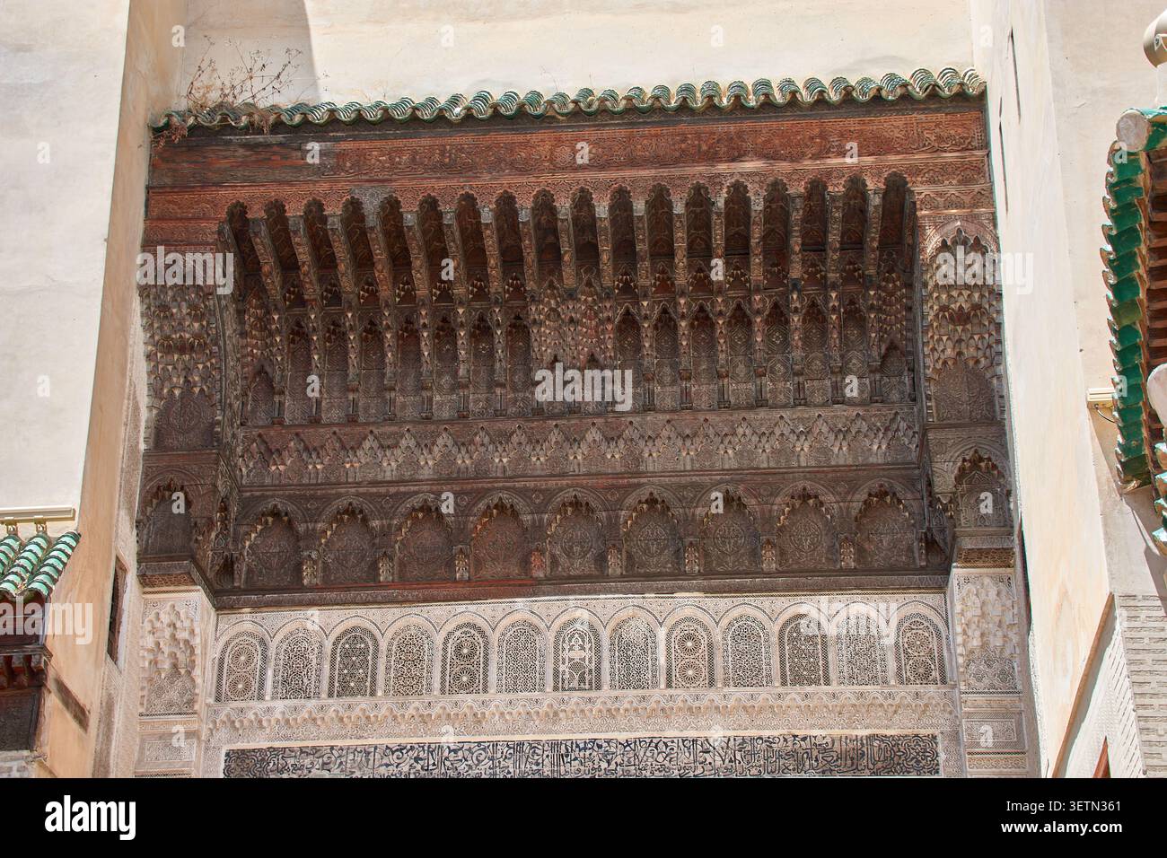 Une magnifique façade historique présente des travaux de stuc sculptés complexes avec des motifs géométriques et des inscriptions calligraphiques, couronnés par des w sculptés élaborés Banque D'Images