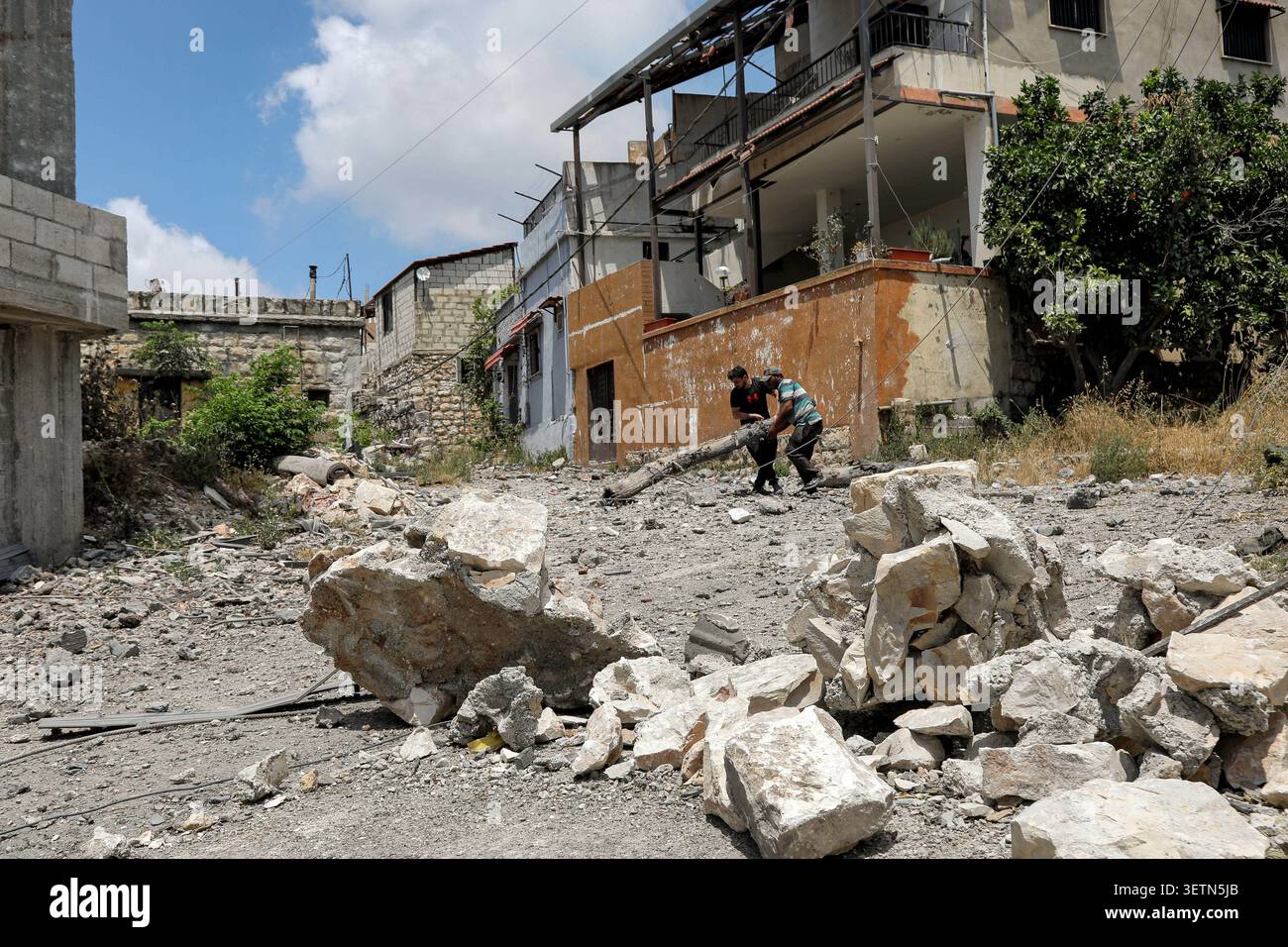 Mayfadoun, Mayfadoun, Liban. 23 juin 2026. Les Libanais ont dégagé des gravats d'une ruelle dans la ville dévastée de Mayfadoun, dans le sud du Liban, provoqués par les frappes aériennes israéliennes. Des dizaines de Libanais qui avaient fui leurs villages ont commencé à rentrer pour faire face au choc dévastateur de voir leurs maisons complètement démolies. À la suite du récent accord américano-iranien, les résidents ont tenté de rentrer, mais ont été accueillis par des scènes de gravats et de cendres. (Crédit image : © Marwan Naamani/ZUMA Press Wire) USAGE ÉDITORIAL SEULEMENT ! Non destiné à UN USAGE commercial ! Banque D'Images