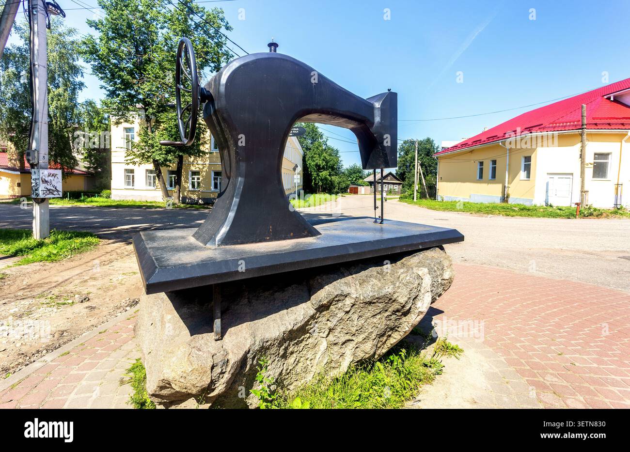 Borovichi, Russie - 17 juillet 2025 : monument machine à coudre sur la place reconstruite en face de l'hôtel Tkachi Banque D'Images