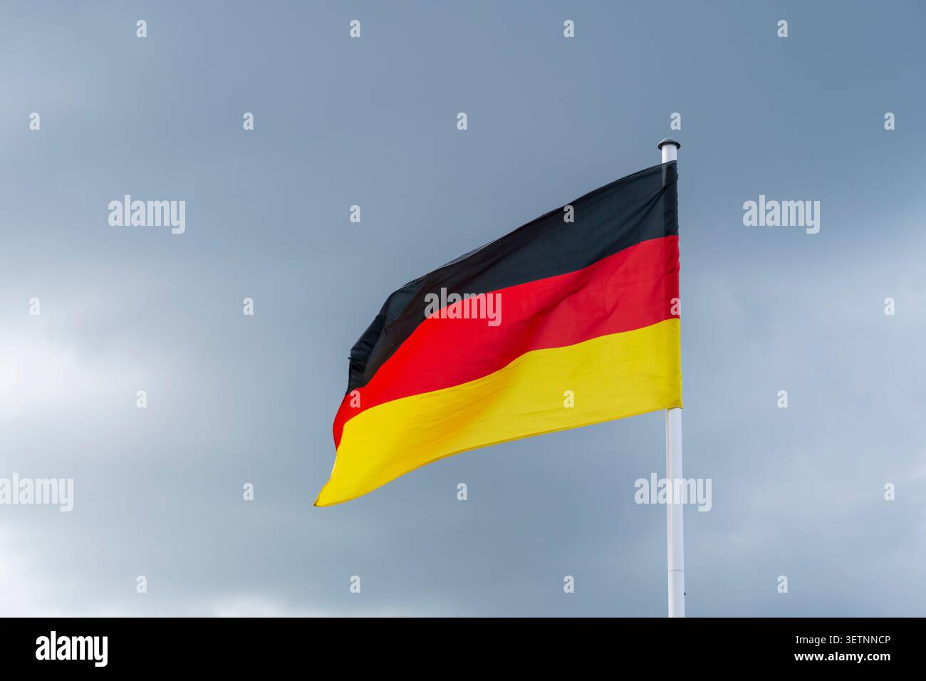 Drapeau allemand devant le ciel sombre Banque D'Images