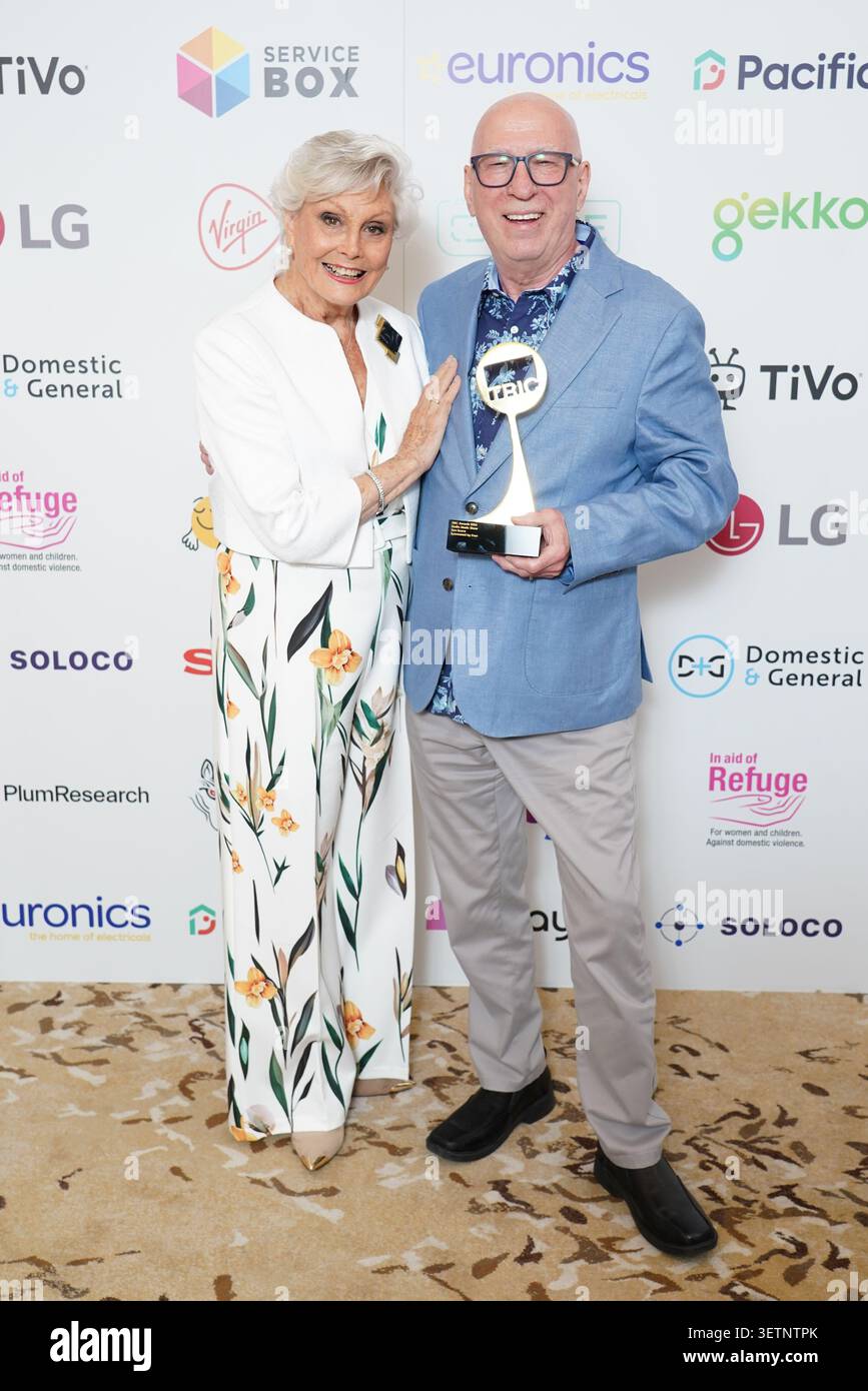 Angela Rippon, présentatrice de prix, avec Ken Bruce, lauréat du prix Radio Music Show aux Television and Radio Industries Club (Tric) Awards 2025 au Grosvenor House Hotel, Londres. Date de la photo : mardi 23 juin 2026. Banque D'Images