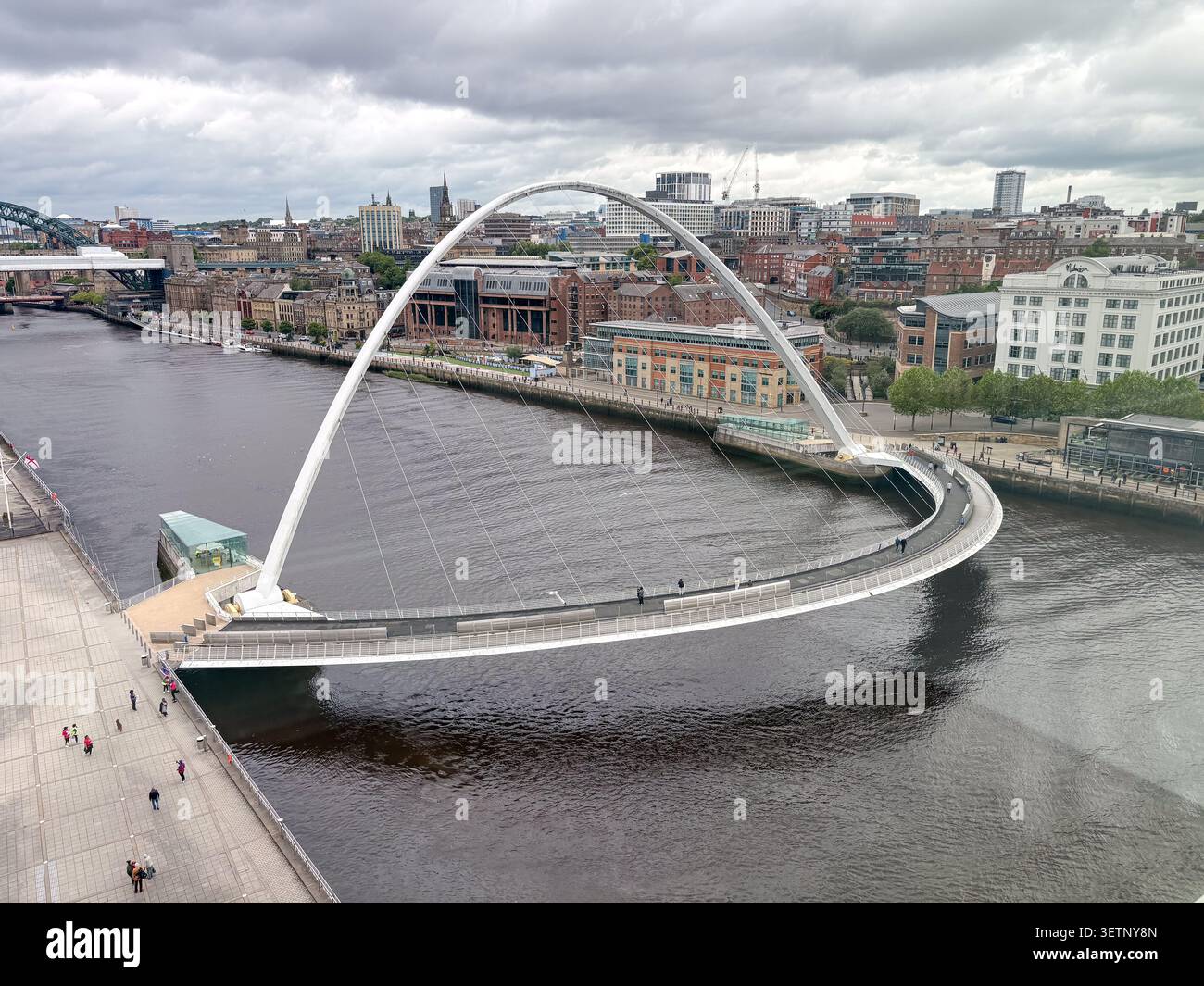 Vue aérienne du pont inclinable Gateshead Millennium Bridge à Newcastle et Gateshead, reliant la zone Quayside au-dessus de la rivière Tyne. Banque D'Images