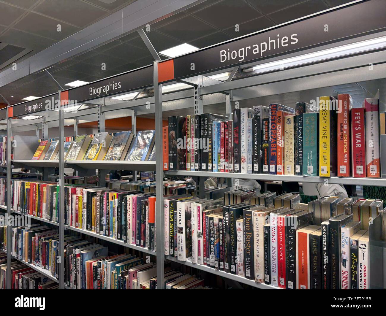 Rangées de livres sur les étagères dans la section biographie. Newcastle City Library, Newcastle upon Tyne, Angleterre. Banque D'Images