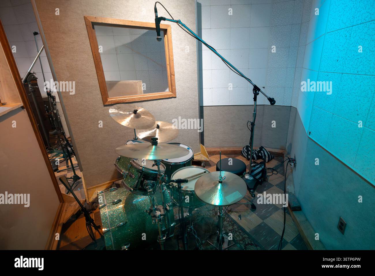 Cabine d'enregistrement de batterie et instruments de percussion à l'intérieur du studio d'enregistrement historique de RCA Studio B. Banque D'Images