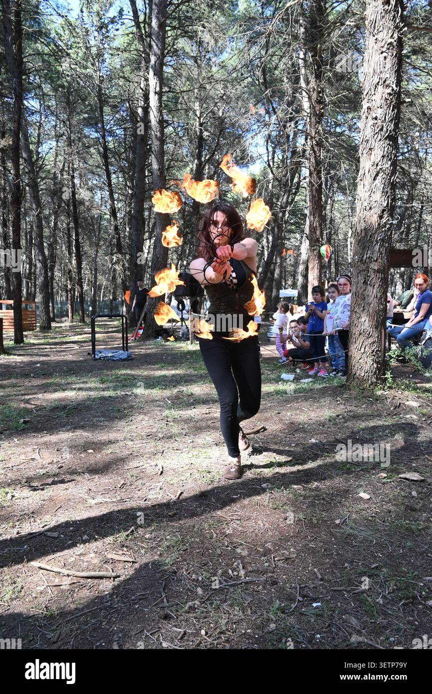 Jeune athlète jouant une danse du feu lors d'un festival du patrimoine médiéval à Altamura, Pouilles - Italie Banque D'Images