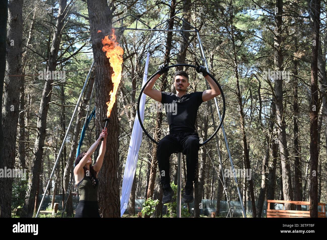 Jeunes acrobates se produisant lors d'un festival du patrimoine médiéval à Altamura, Pouilles - Italie Banque D'Images