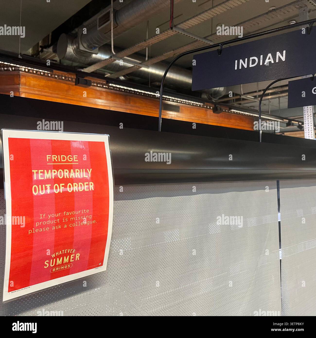 Un panneau d'arrêt de réfrigérateur/congélateur à la gare Marylebone Marks and Spencer shop à Londres Royaume-Uni Banque D'Images