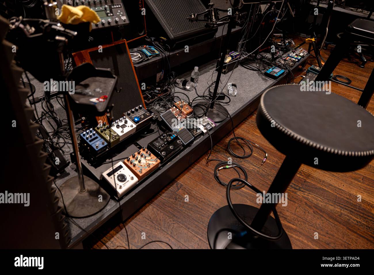 Équipement musical et mise en scène dans les coulisses du Grand Ole Opry avant un spectacle live. Banque D'Images
