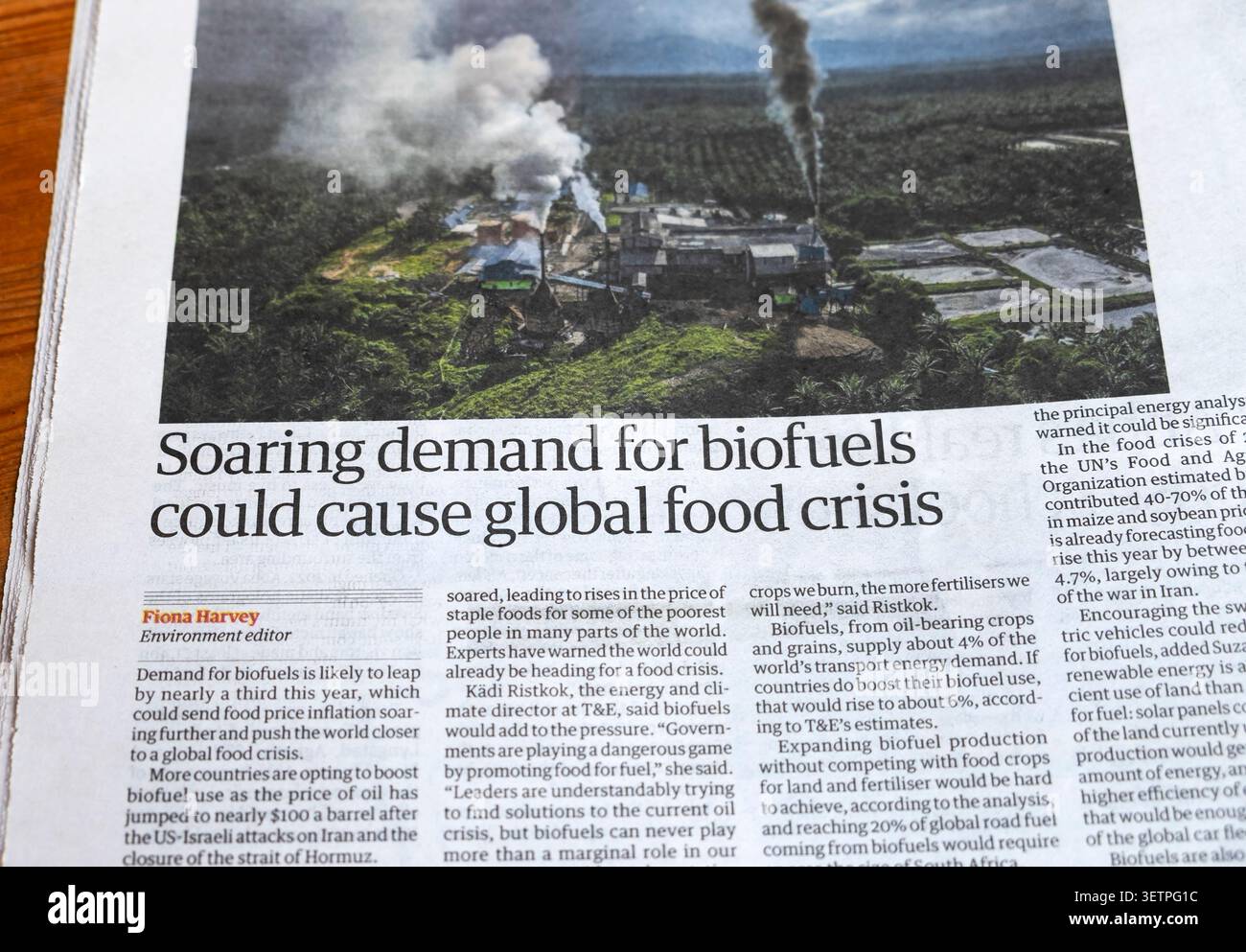 « La flambée de la demande de biocarburants pourrait provoquer une crise alimentaire mondiale » journal Guardian titre coût du pétrole Iran impact de la guerre article 5 juin 2026 Londres Royaume-Uni Banque D'Images