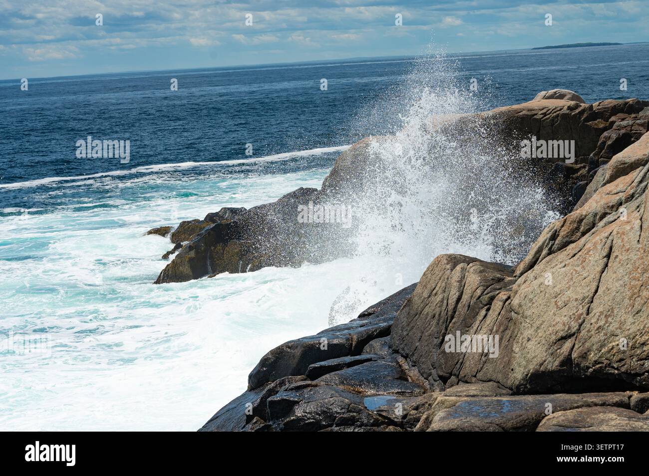 Des vagues de surf massives s'écrasent sur les roches granitiques de Peggy's Cove, en Nouvelle-Écosse. Banque D'Images