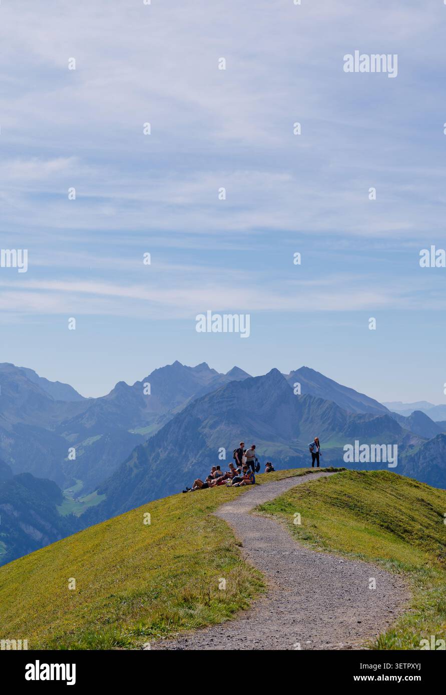Les gens sur la crête de Stoos crête sans fin horizon alpin en arrière-plan Banque D'Images