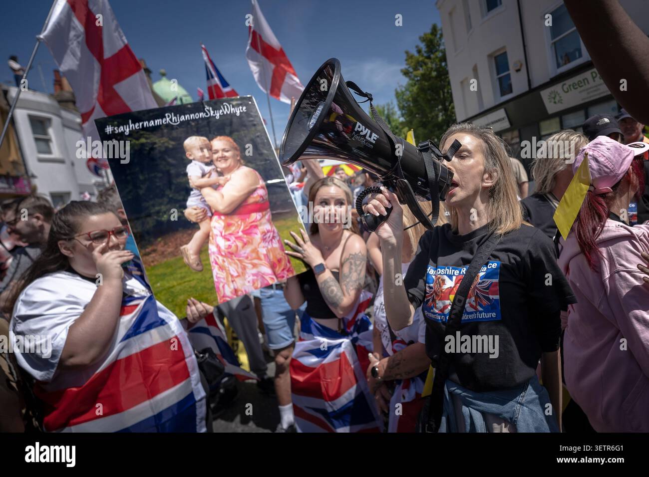 Des amis et des parents de Rhiannon Skye White rejoignent la manifestation anti-immigration des Patriots du Sud-est à Brighton, au Royaume-Uni Banque D'Images