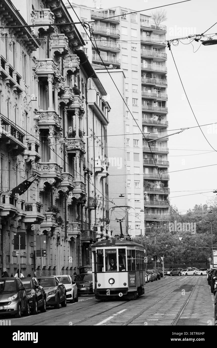 Tramways jaunes vintage et vie urbaine à Milan, Italie. Les images montrent des trams ATM en mouvement dans les rues de la ville, architecture urbaine en arrière-plan, peop Banque D'Images