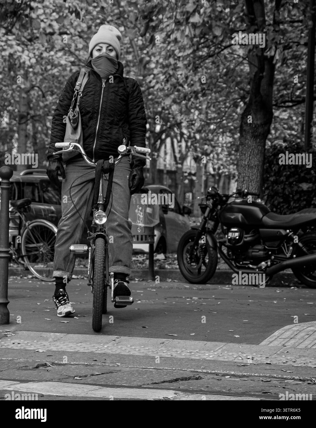 Tramways jaunes vintage et vie urbaine à Milan, Italie. Les images montrent des trams ATM en mouvement dans les rues de la ville, architecture urbaine en arrière-plan, peop Banque D'Images