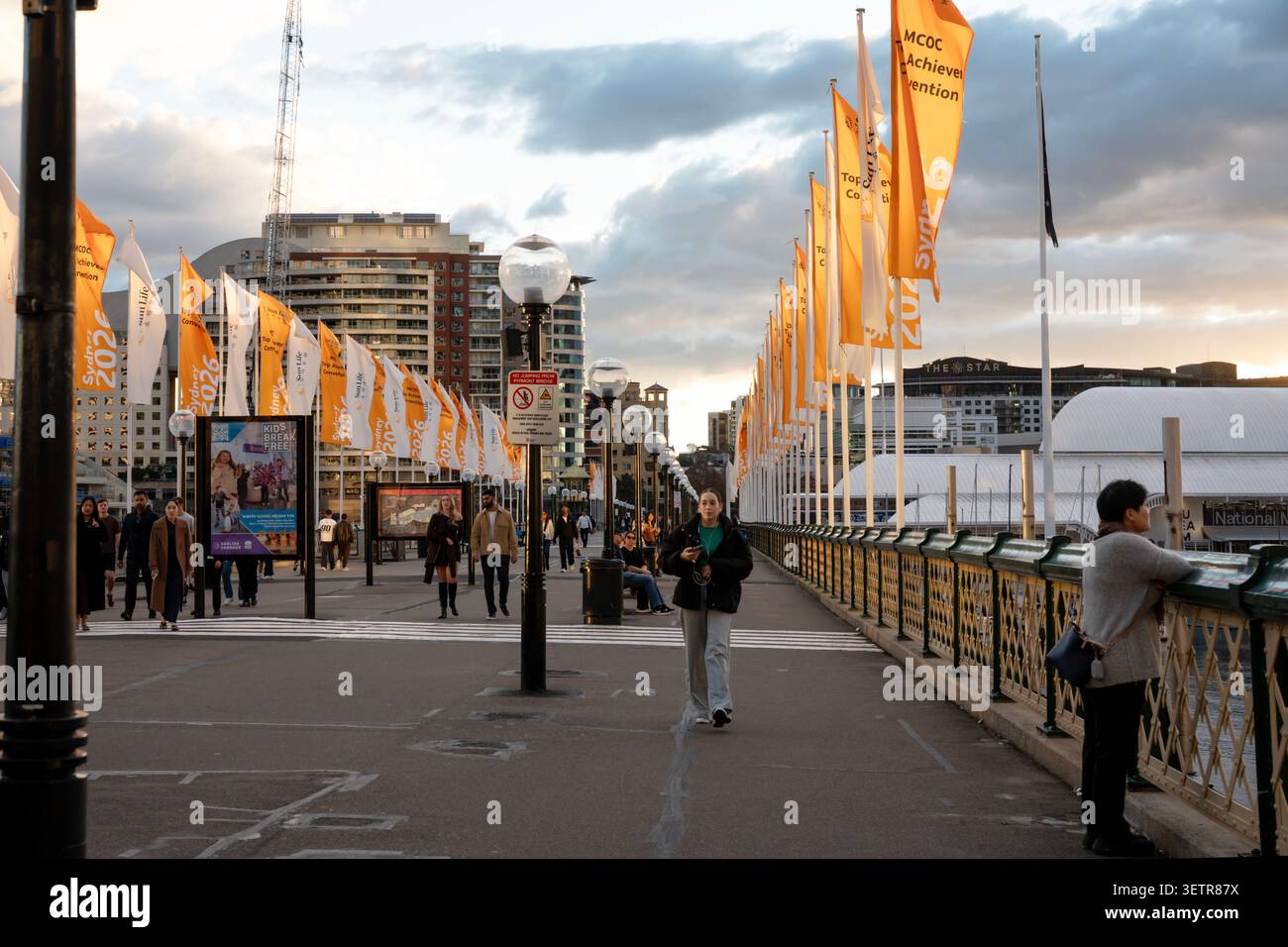 Les foules du soir se rassemblent le long du front de mer à Barangaroo, Sydney, Australie Banque D'Images