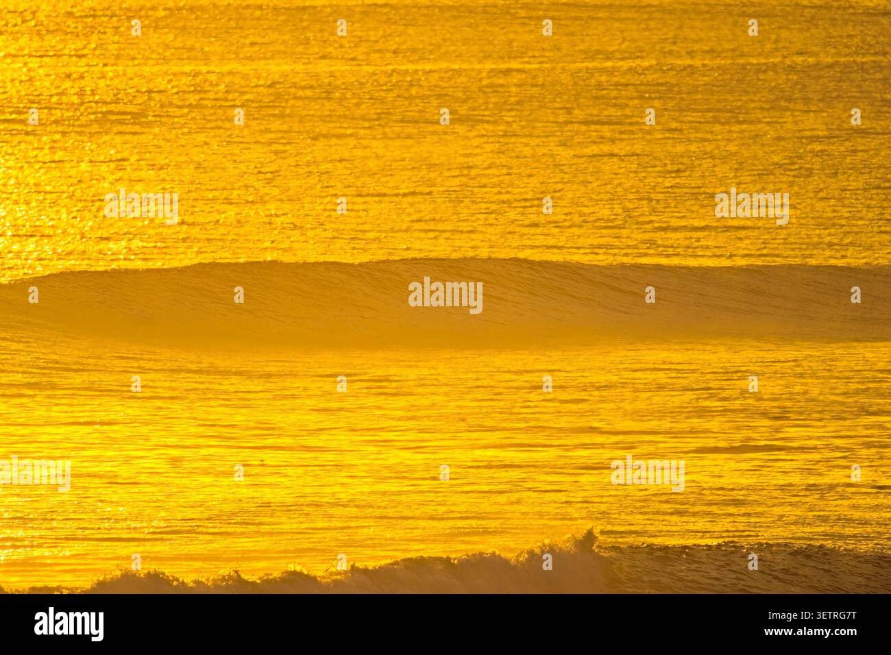 Vague de coucher de soleil brumeux, plage d'Anzacs, île Philiip, Victoria, Australie Banque D'Images