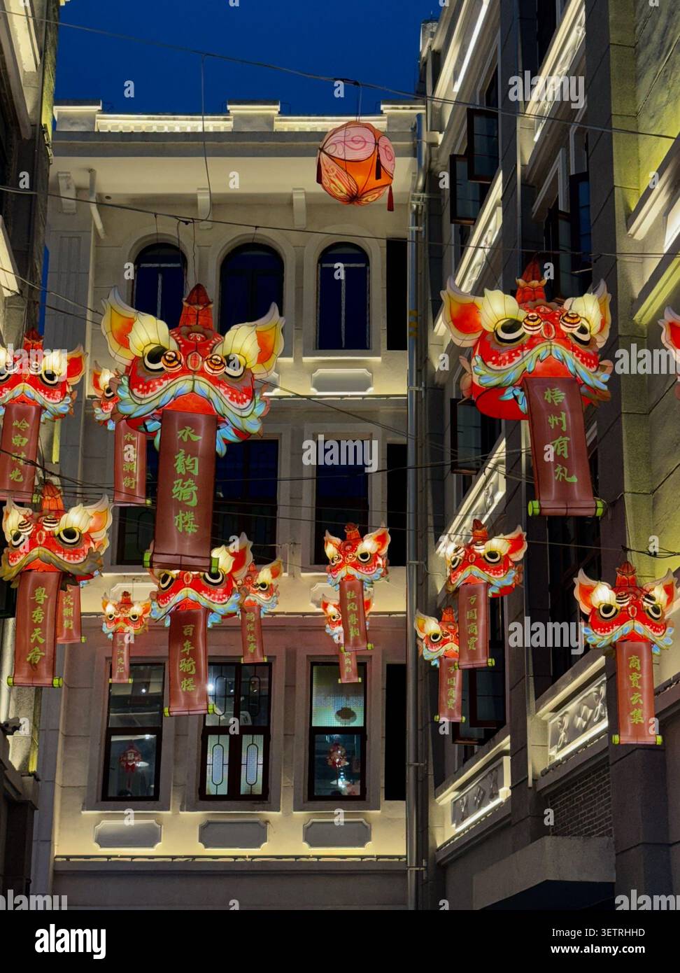 Lanternes chinoises traditionnelles de danse du lion suspendues dans Historic Street Alley - Image de stock capturée avec un smartphone