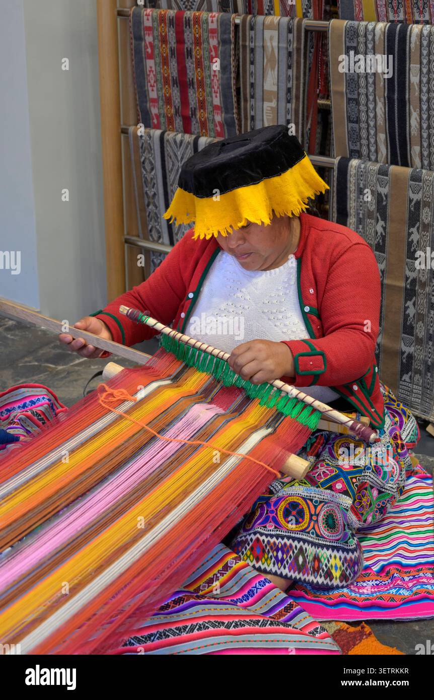 Une femme péruvienne tissant un tissu coloré traditionnel, Cusco, Pérou. Banque D'Images