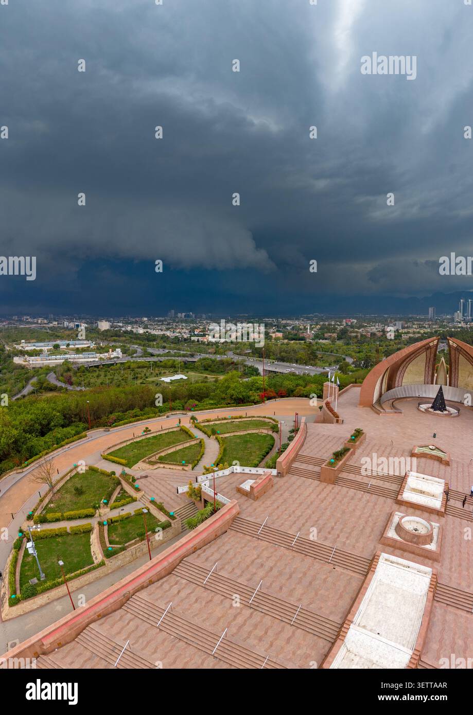 Vue aérienne du monument du Pakistan avec sa structure en forme de pétales, surplombant Islamabad sous un ciel orageux dramatique, Islamabad, capitale d'Islamabad Banque D'Images