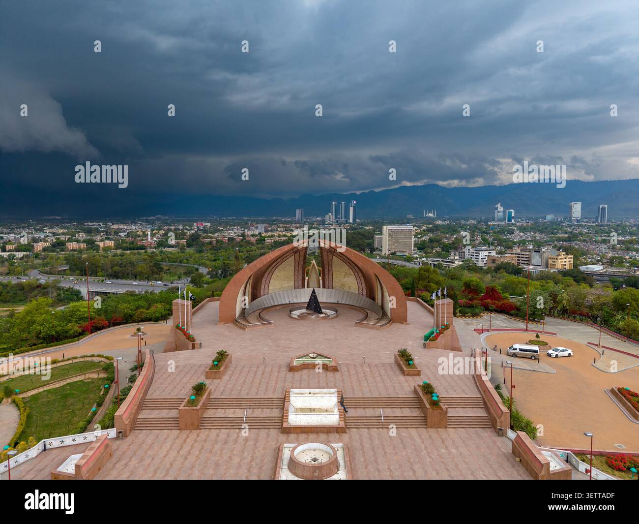 Vue aérienne du Pakistan Monument, un monument national avec sa structure en forme de pétales posée contre un ciel orageux dramatique à Islamabad, Islamabad CA Banque D'Images