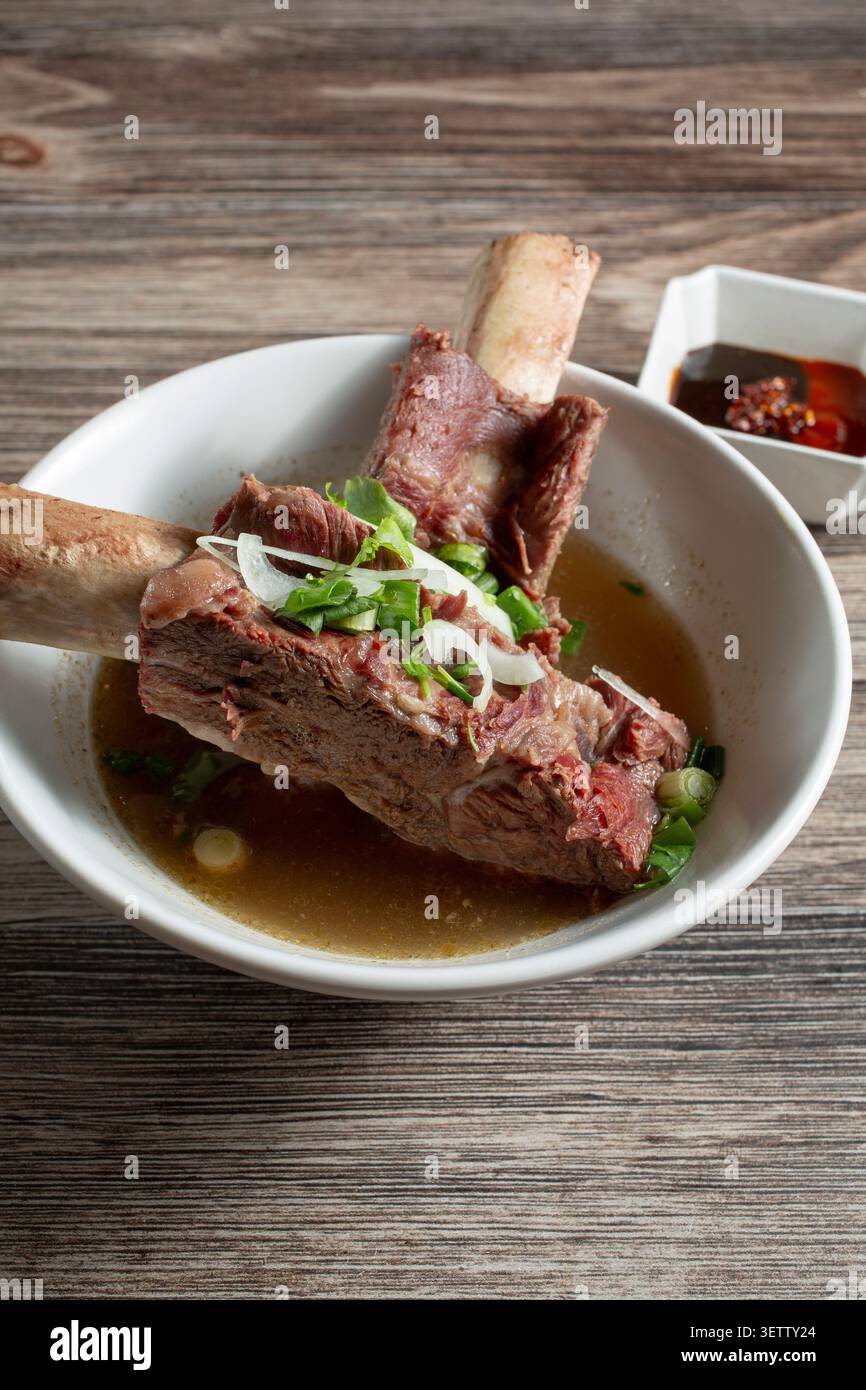Vue sur un bol de côtes levées de boeuf. Banque D'Images