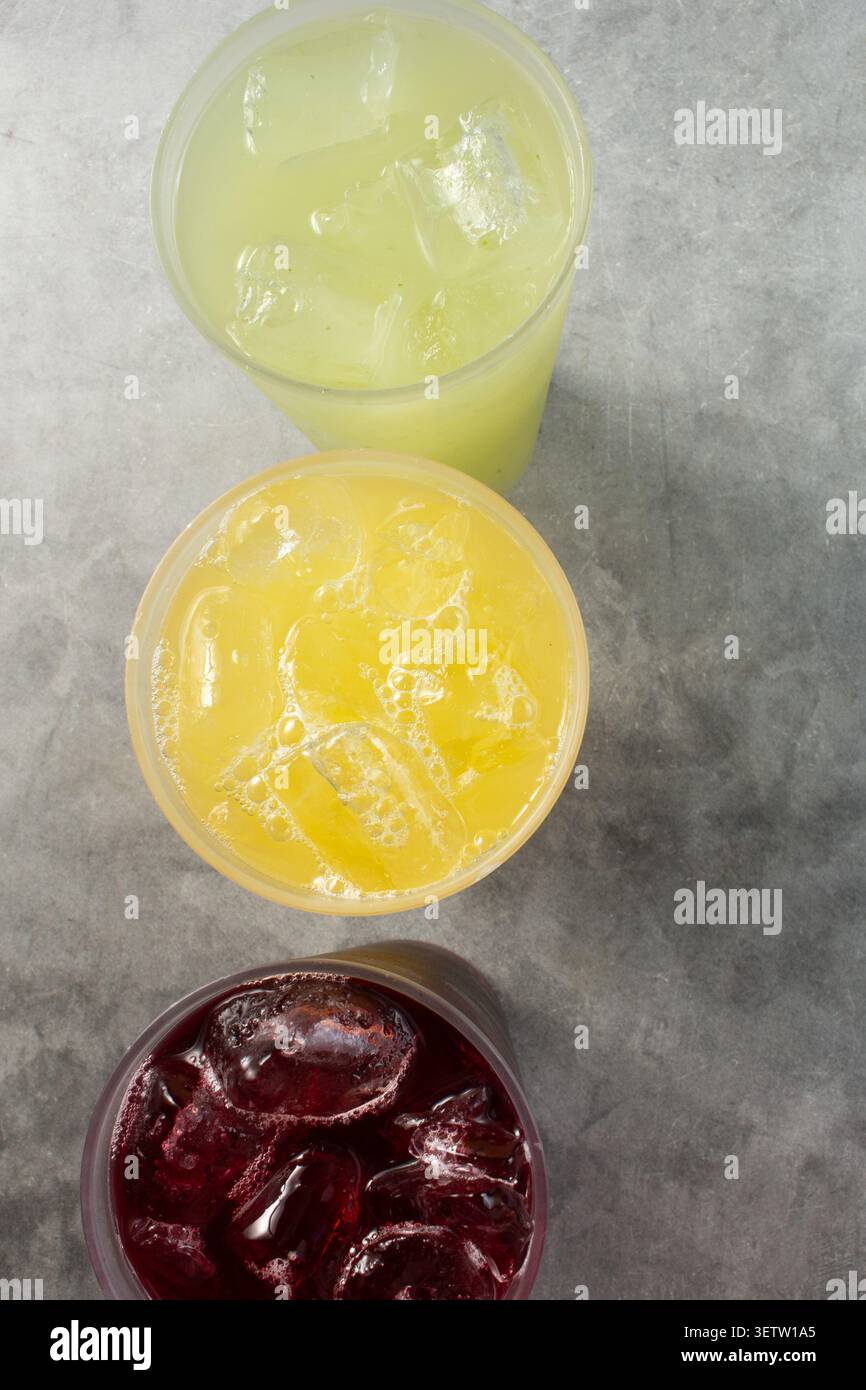 Une vue de dessus de plusieurs fresques d'Agua, mettant en vedette la jamaïque, la limonade de concombre et les fruits de la passion. Banque D'Images