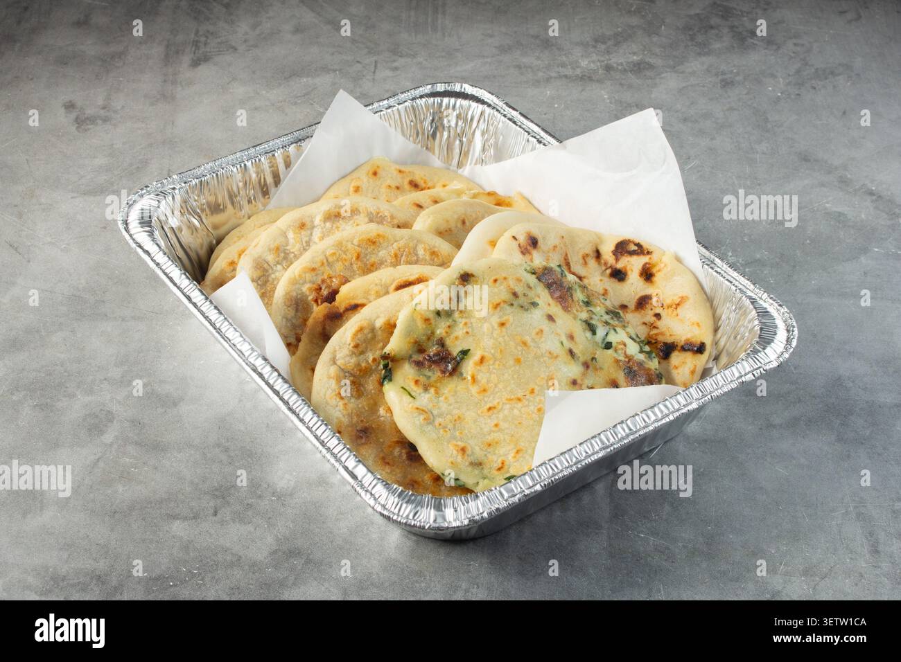 Une vue d'un plateau traiteur de pupusas. Banque D'Images